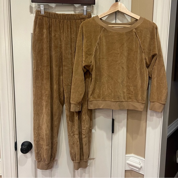 Suzie Kondi Matching Set Saba Raglan Top & Slim Track Pants Velour Wheat Heather - Picture 2 of 12